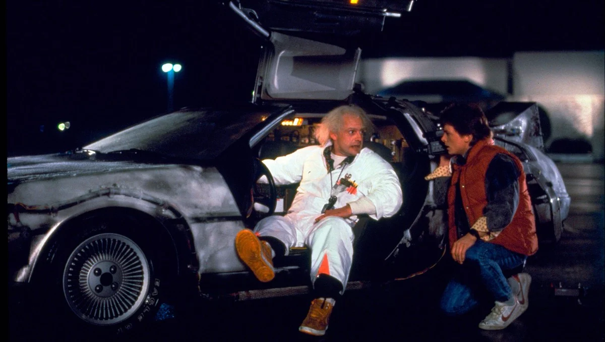 Док и Марти рядом с машиной времени DeLorean